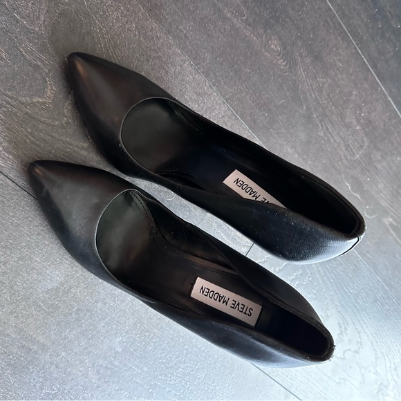 Black high heels. Steve Madden. Size 8 - Picture 3 of 4